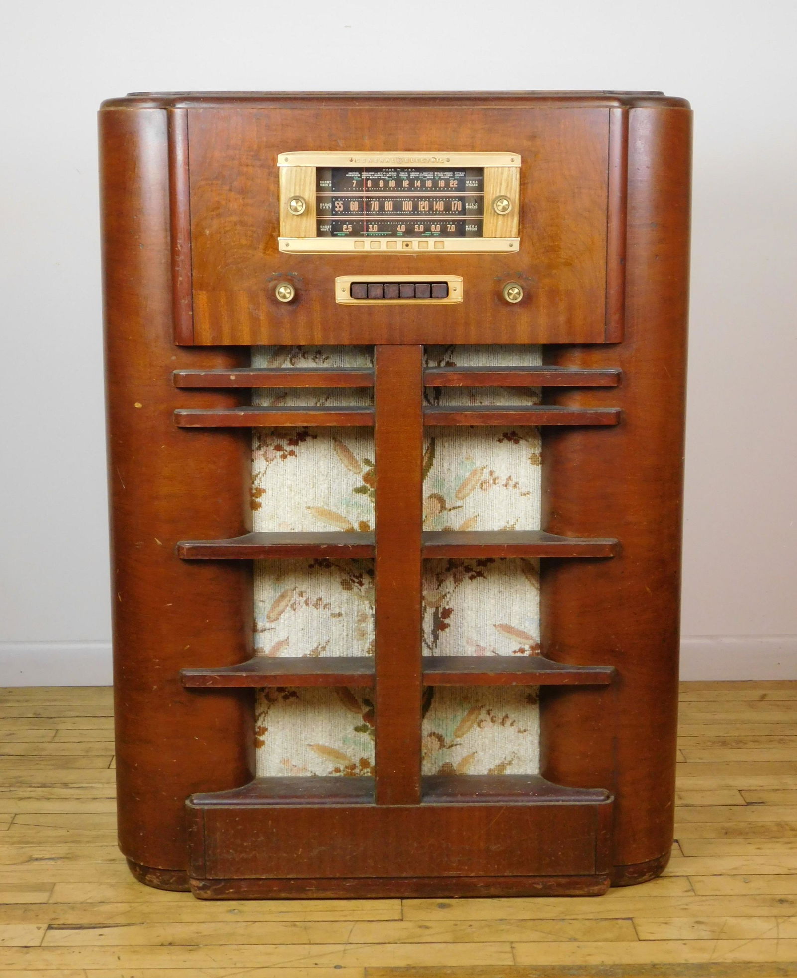 General electric floor model radio (1 of 6)