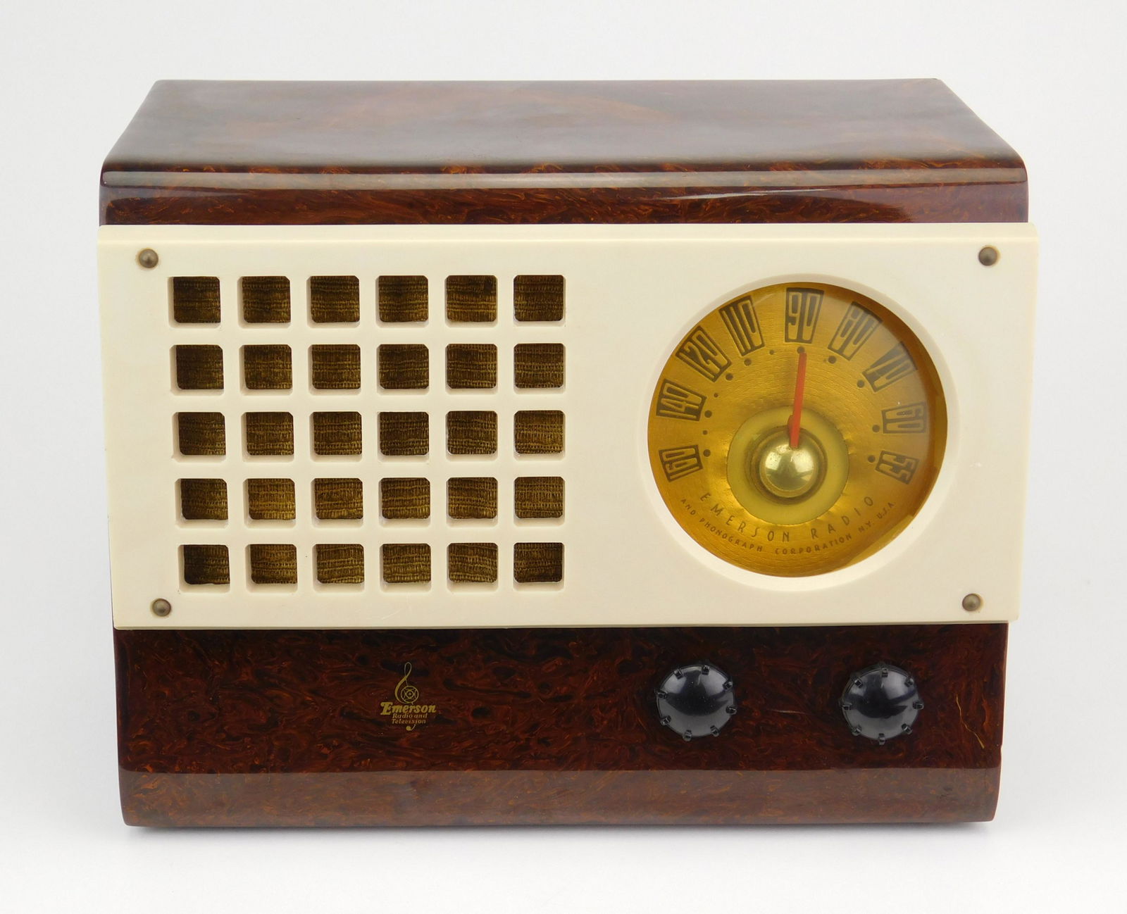 Emerson brown bakelite table radio (1 of 5)