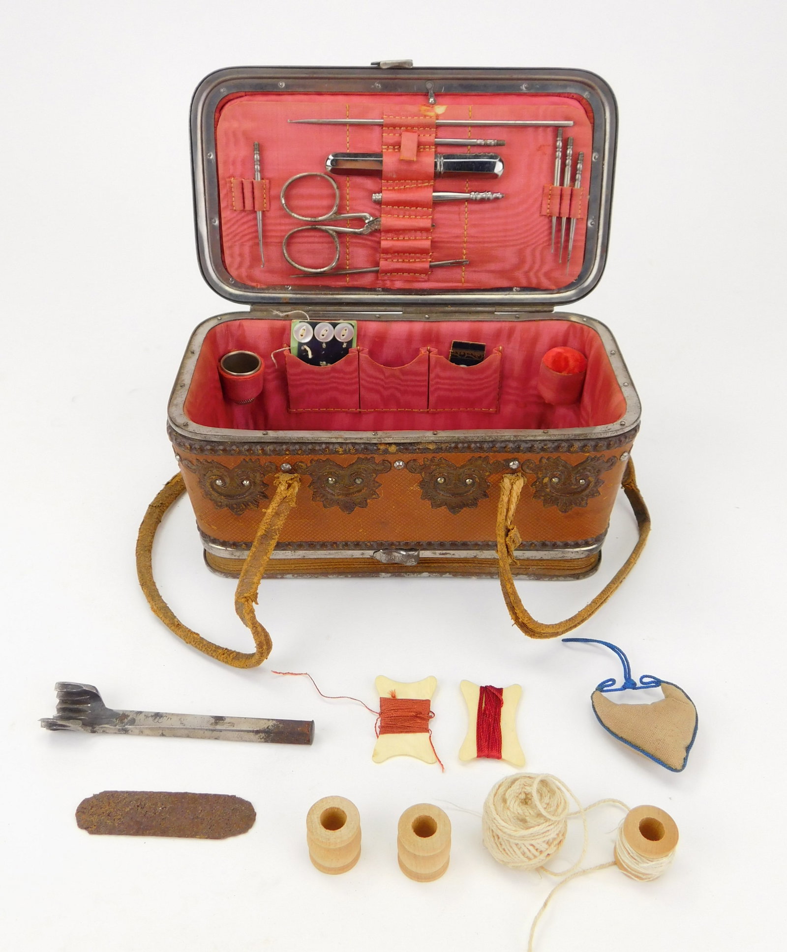 Vintage traveling sewing case (1 of 5)
