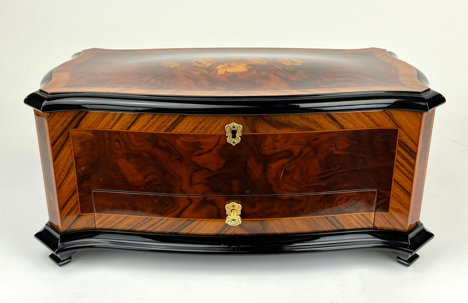 Reuge interchangeable music box: An interchangeable musical box, by Reuge Music, c.2000-05, with five cylinders, playing three airs each, having single spring motor, single 72 teeth comb and tune indicator below a dustcover, the lid