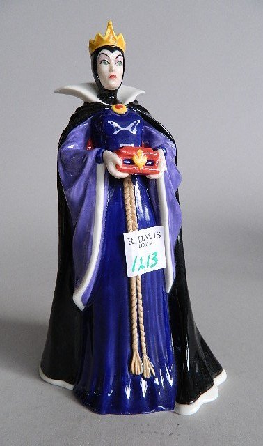 Royal Doulton porcelain figurine: Royal Doulton porcelain figurine- ''The Queen'' Walt Disney's Snow White, HN3847, with original box, minor edge roughness in the making.