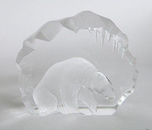 Mats Jonasson 'Polar Bear' crystal paperweight: Mats Jonasson 'Polar Bear' crystal paperweight. 4 1/2''