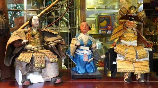 3 Japanese dolls