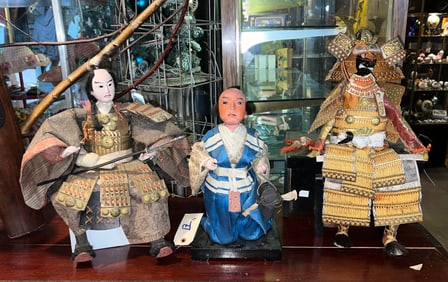 3 Japanese dolls