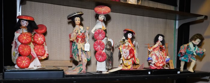 6 Japanese dolls