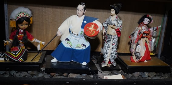 4 Japanese dolls