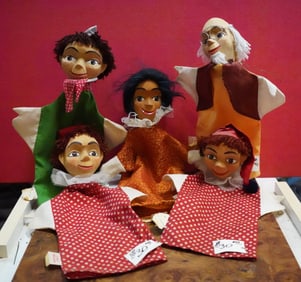 5 Hand puppets