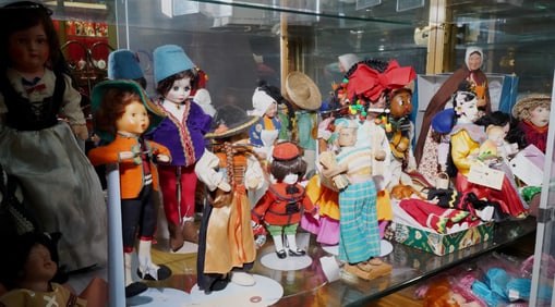 20 International Dolls