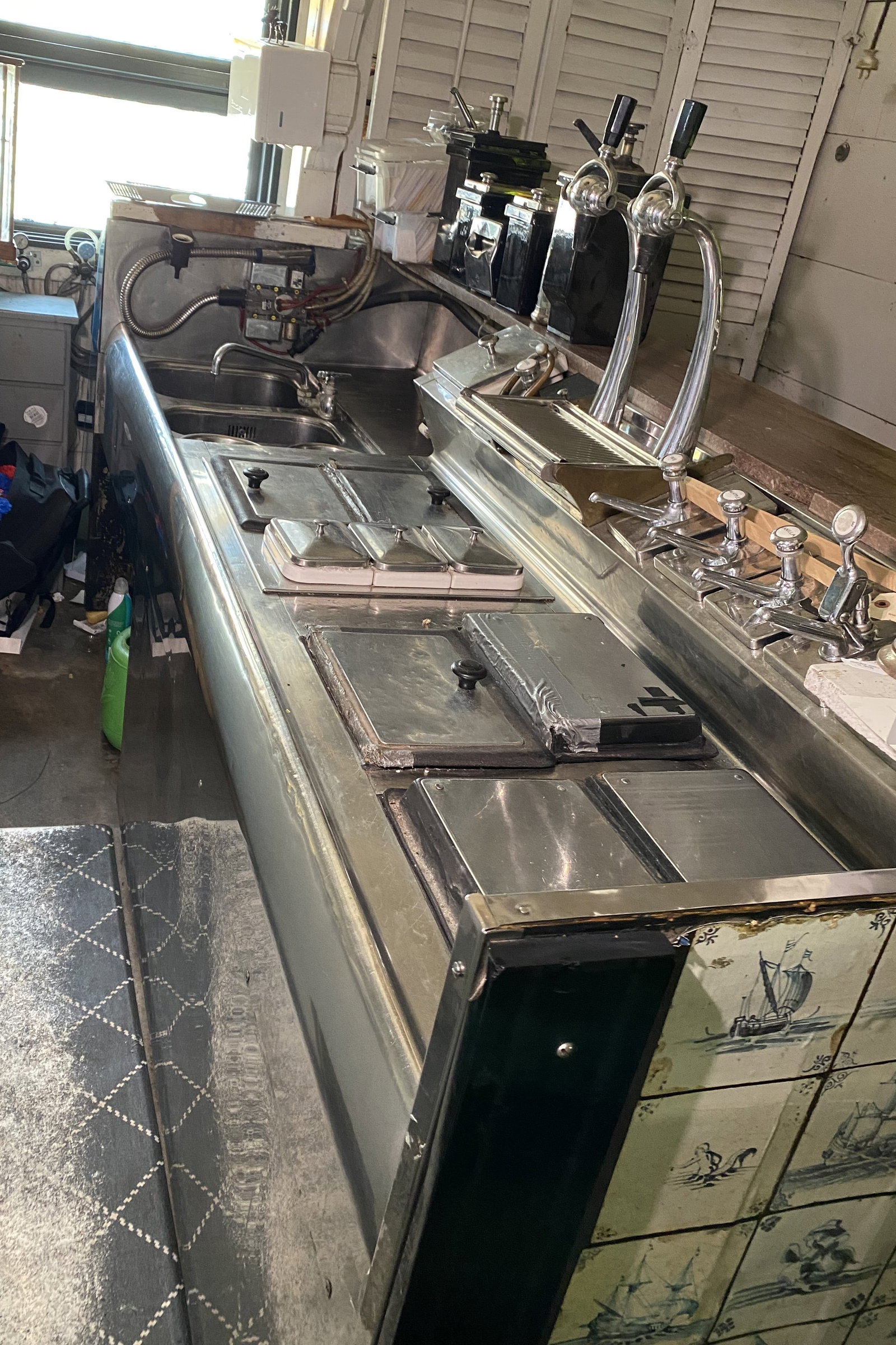 Soda fountain equipment: Soda fountain equipment