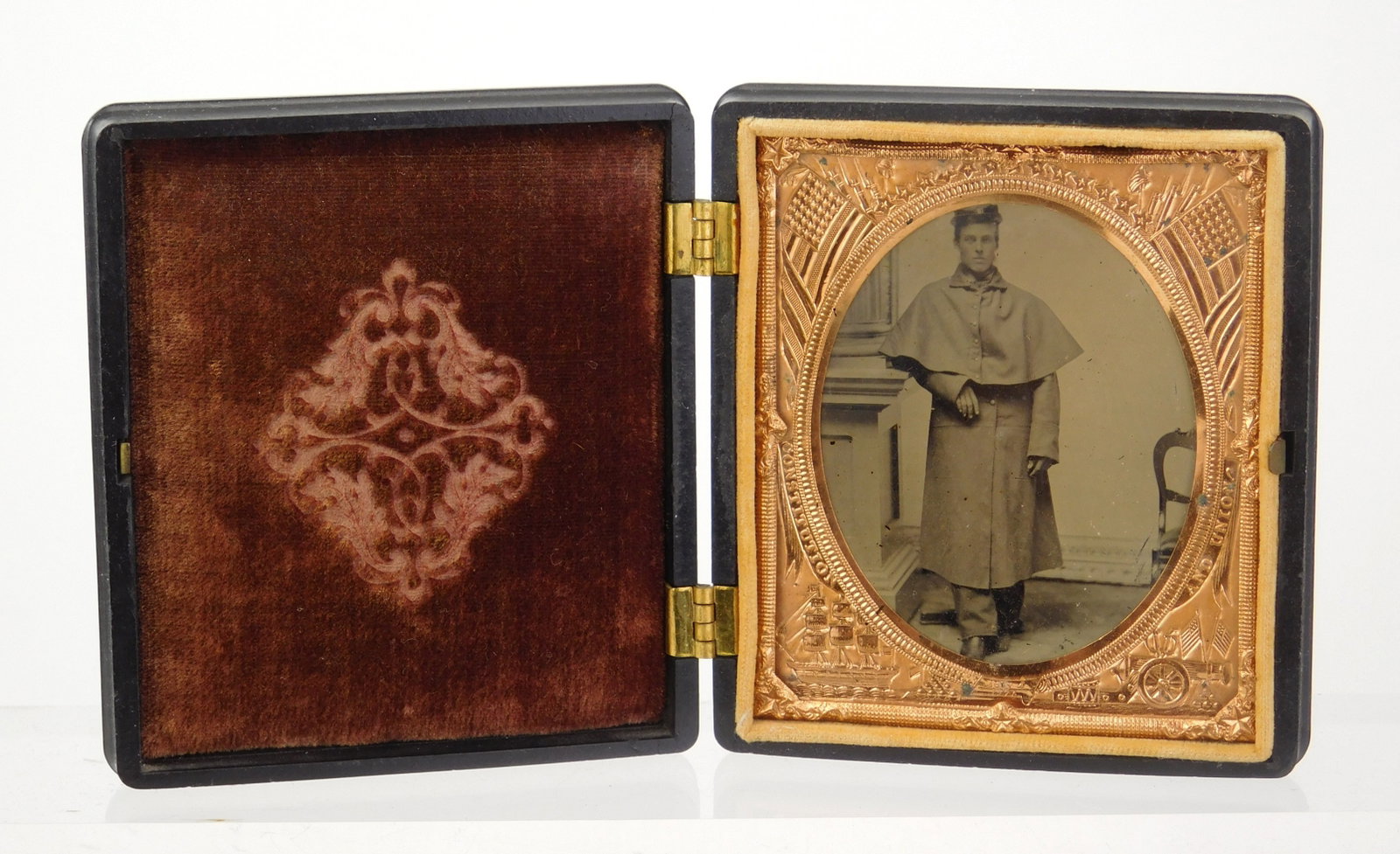 Ambrotype civil war soldier: 1/6th plate ambrotype of a standing soldier wearing a greatcoat, housed in a thermoplastic case. 3 3/4 x 3 1/4 x 7/8" (case) Provenance: Private collection- Medina, OH *** PLEASE READ: IMPO