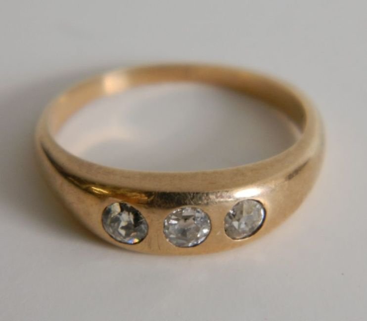 Diamond ring: Ring with 3 diamonds, 1.9 wt, 1/3 ct set in gold colored ban. size 6 1/2
