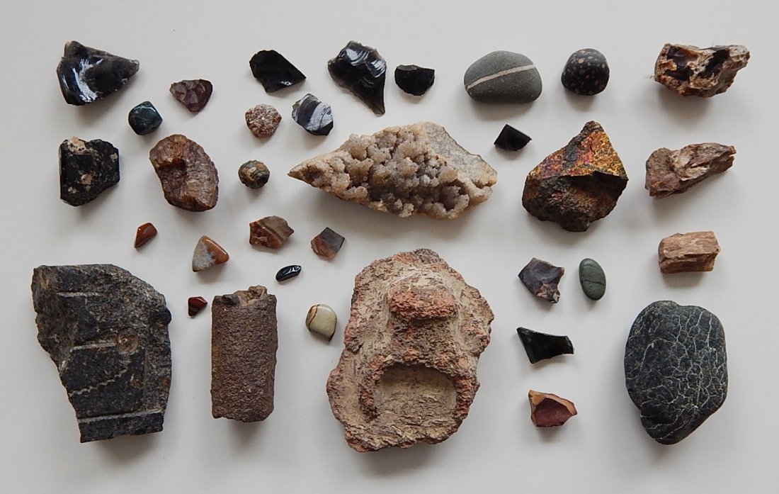 Lot of 15+ stones: Lot of 15+ stones and geodes, including also petrified wood, together with 6 small polished stones.