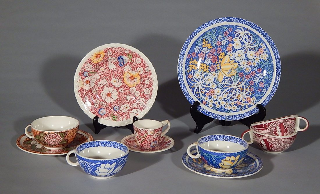 11 Vernon Kilns dinnerware pieces: 11 Vernon Kilns dinnerware pieces, in assorted patterns- ''Cosmos'' pattern teacup, saucer and small plate; ''Coral Reef'' pattern 2 teacups; ''Aloha'' pattern 2 teacups & saucers and plate, blue and 