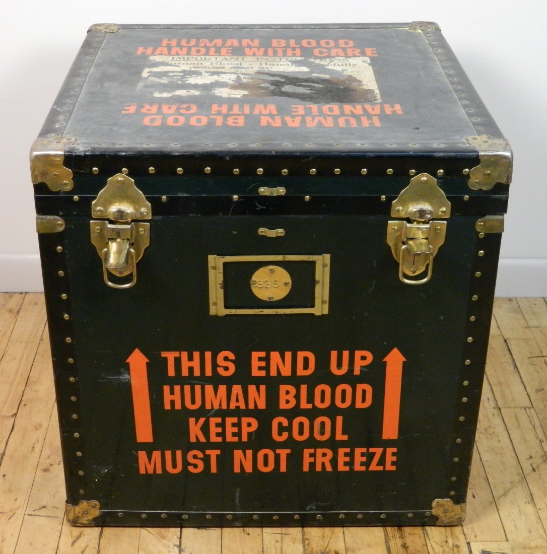 Vintage trunk for transporting (1 of 8)