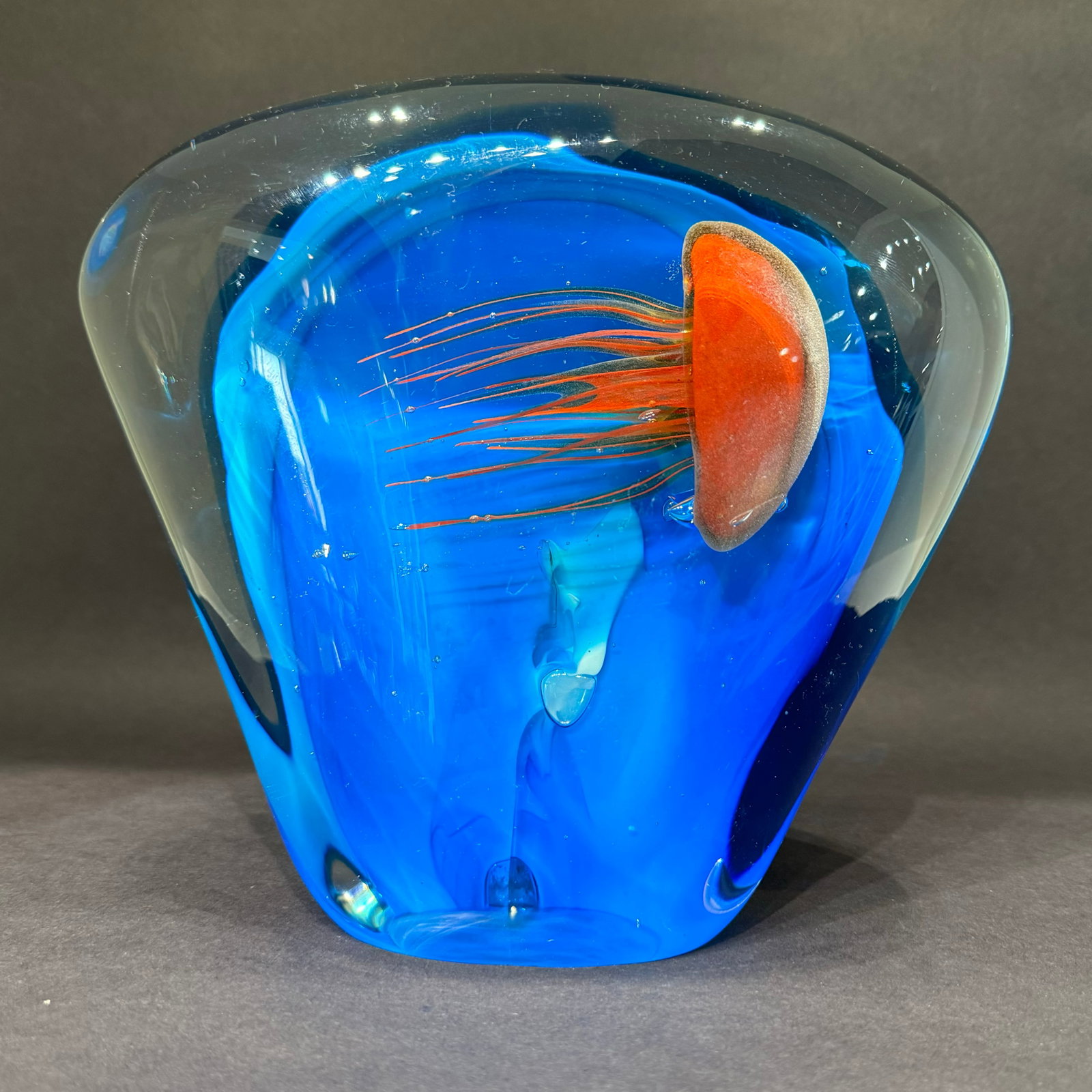 Murano Jellyfish Aquarium Glass Sculpture - 8x9x4: Title: Jellyfish Aquarium Medium: Hand-crafted glass Size: 8”w x 9”h x 4”d Discover the enchanting allure jellyfish with a sculpture that brings the mesmerizing beauty of underwater 