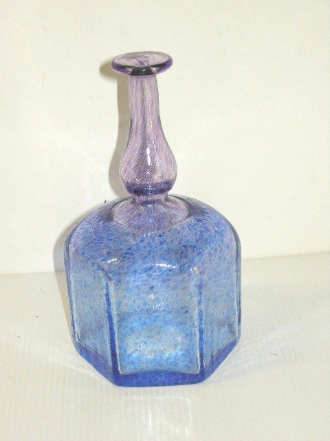 Kosta Boda Bud Vase: Kosta Boda Bud Vase, Blue and Purple, Bertil Vallien. Signed and numbered by the Swedish artist Bertil Vallien, whose pieces are highly sought-after and collectible. This piece is from his “Antikva�