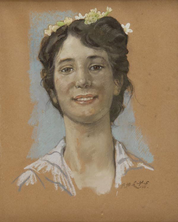 Reinhold Max Eichler, Mädchenporträt, 1915: Porträt eines lächelnden jungen Mädchens mit Blüten geschmücktem, dunklem Haar vor teils hellblau schraffiertem Hintergrund. 49 x 39 cm. Farbige Pastellkreiden auf bräunlichem Papier. Rechts unt