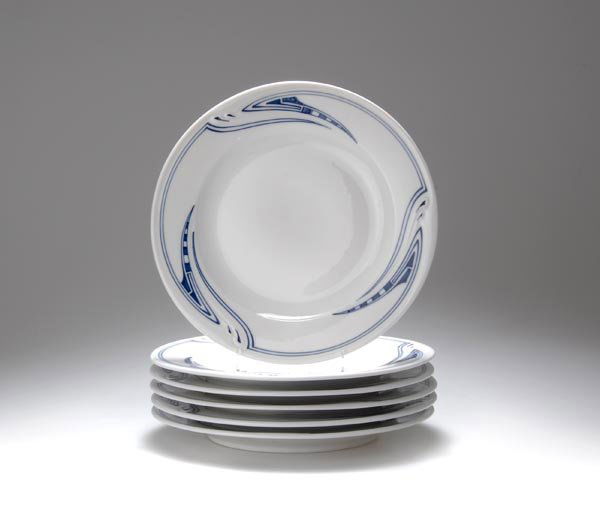 Henry van de Velde, Sechs Dessertteller, 1903: Aus dem Service 'Van de Velde'. Passend zu den vorhergehenden Nummern. Dm. 23 cm. Ausführung: Königl. Porzellan-Manufaktur Meißen. Porzellan, weiß, glasiert, Fahne mit dynamischem Flachreliefdekor