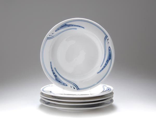 Henry van de Velde, Fünf Dessertteller, 1903: Aus dem Service 'Van de Velde'. Passend zu den vorhergehenden Nummern. Dm. 23 cm. Ausführung: Königl. Porzellan-Manufaktur Meißen. Porzellan, weiß, glasiert, Fahne mit dynamischem Flachreliefdekor