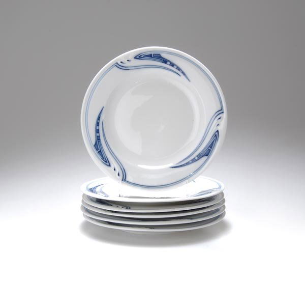 Henry van de Velde, Sechs Brotteller, 1903/04: Aus dem Service 'Van de Velde'. Passend zu den vorhergehenden Nummern. Dm. 17,8 cm. Ausführung: Königl. Porzellan-Manufaktur Meißen. Porzellan, weiß, glasiert, Fahne mit dynamischem Flachreliefdek