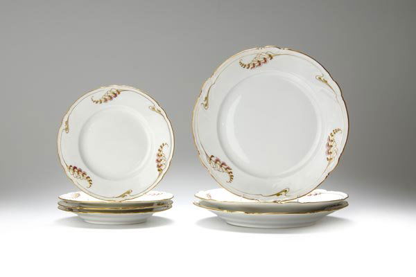 Königl. Porzellan-Manufaktur Berlin, Drei Dessert: Modell und Dekor siehe vorhergehende Nummern. Aus dem Service 'Bandschleifenform'; Formentwurf 1894. Drei Dessertteller, Dm. 23 cm; vier Brotteller, Dm. 17 cm. Weißer Porzellanscherben, glasiert, Fah