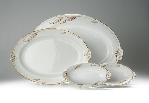 Königl. Porzellan-Manufaktur Berlin, Vier Servier: Passend zu den vorhergehenden Nummern. Aus dem Service 'Bandschleifenform'; Formentwurf 1894. Ovale Formen, Handhaben in Form reliefiert ausgeformter Schleifen. Große Servierplatte, 53,5 x 37 cm; mit
