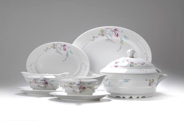 Friedrich Fleischmann, Speiseservice, 1927: 43 Teile; für zwölf Personen. Modell 'Madeleine'. 12 Speiseteller, Dm. 25 cm; 12 Suppenteller, Dm.25 cm; 12 Vorspeisenteller, Dm. 19,5 cm; zwei ovale Platten, L. 28 bzw. 38 cm; zwei runde Schüsseln