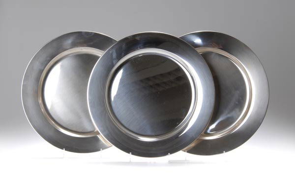 Henning Koppel, Six Place Plates, 1959: Round; higher rim, flat flaring. Dm 28 cm. Execution: Georg Jensen, Copenhagen, 1977. Silver. Reverse marked: C 10 (Year mark), DESSIN HK (in oval), DENMARK, Marke GEORG JENSEN, STERLING. 1074 A.Model