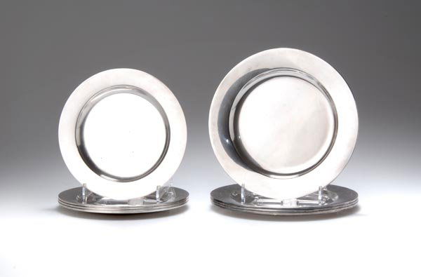 Henning Koppel, Vier Teller, 1959: Rund, erhöhte, flach ausgestellte Fahne. Dm. 16 cm. Ausführung: Georg Jensen, Kopenhagen, 1977. Silber. Unterseite bez.: DESSIN HK (im Oval), Jahreszeichen C 10, DENMARK, Marke GEORG JENSEN, STERLIN