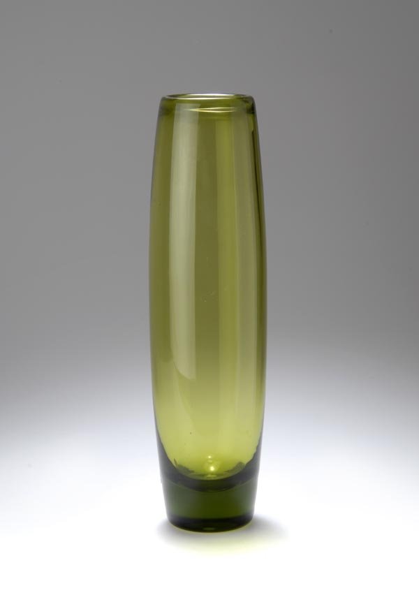 Holmegaards Glasvaerk, Kopenhagen, Vase, 1955: Schlanke, zur Mitte leicht schwellende Form, massiver Standbereich. H. 38,5 cm. Modell-Nr. 15391. Grün getöntes Glas, Mündungsrand aufgetrieben. Stand bez.: Holmegaard, Monogramm, 460238 (Nadelätz