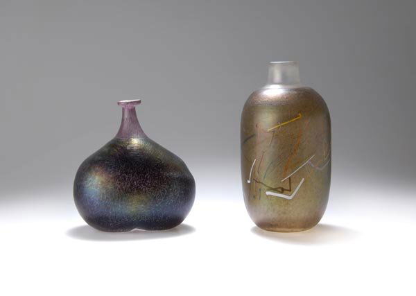 Bertil Vallien, Vase, um 1985: Aus der Serie 'Volcano'; Modell Nr. 48138. Herzförmig ausgewölbte Gefäßform, akzentuierter, abgesetzter enger, zylindrischer Flaschenhals mit flach ausgestellter Mündung. H. 20 cm. Farbloses Glas