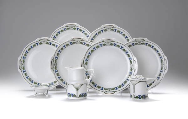 Porzellan-Manufaktur Burgau, Ferdinand Selle, Sech: Aus dem Service 'Geschweifte Form', Dekor 'Katharina'; passend zu den vorhergehenden Nummern. Spiegel gemuldet, Rand vierpassig gebogt. Dm. 26, 5 cm. Weißer Porzellanscherben, glasiert; Fahne umlaufe