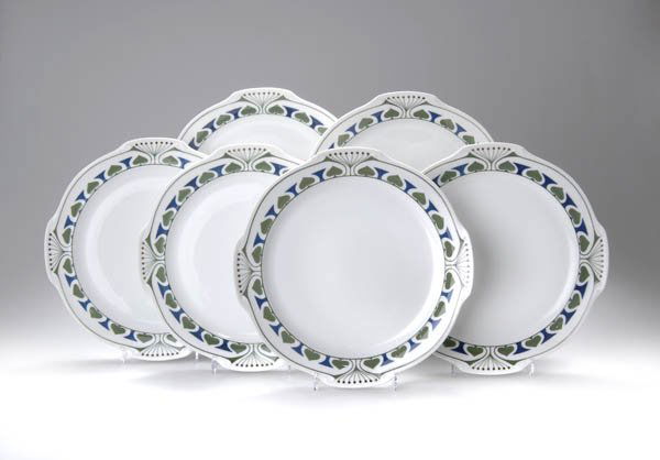 Porzellan-Manufaktur Burgau, Ferdinand Selle, Acht: Aus dem Service 'Geschweifte Form', Dekor 'Katharina'; passend zu den vorhergehenden Nummern. Spiegel gemuldet, Rand vierpassig gebogt. Dm. 26, 5 cm. Weißer Porzellanscherben, glasiert; Fahne umlaufe