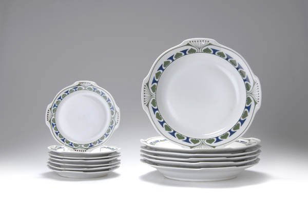 Porzellan-Manufaktur Burgau, Ferdinand Selle, Sieb: Aus dem Service 'Geschweifte Form', Dekor 'Katharina'; passend zu den vorhergehenden Nummern. Spiegel tief gemuldet, Rand vierpassig gebogt. Dm. 16,3 cm. Weißer Porzellanscherben, glasiert; Fahne uml