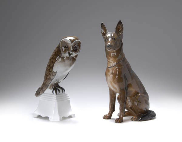 Fritz Diller, 'Deutscher Schäferhund', 1913: Sitzend, die Vorderläufe aufgestellt, die Ohren wachsam gespitzt. H. 28,5 cm. Ausführung: Ph. Rosenthal, Selb, Modellnr. 260, 1948. Weißer Porzellanscherben, glasiert; Unterglasurbemalung in Braun-