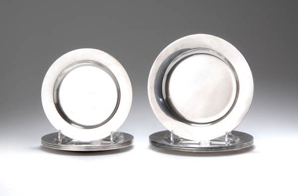 Henning Koppel, Vier kleine Teller, 1959: Rund; erhöhte, flach ausgestellte Fahne. Dm. 14 cm. Ausführung: Georg Jensen, Kopenhagen, 1977. Silber. Unterseite bez.: Künstlerinitialen HK (im Oval), Jahreszeichen C 10, Denmark, Marke GEORG JEN