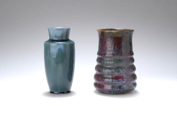 Pierre Adrien Dalpayrat, Bourg-la-Reine (Seine), V: Schlanke, leicht gewölbte Wandung, abgeflachte Schulter, Trichterhals. H. 13 cm. Grauer Steinzeugscherben, fleckige Laufglasur in Grün- und Blautönen auf weißlichem Fond, Mündung mit unregelmäß