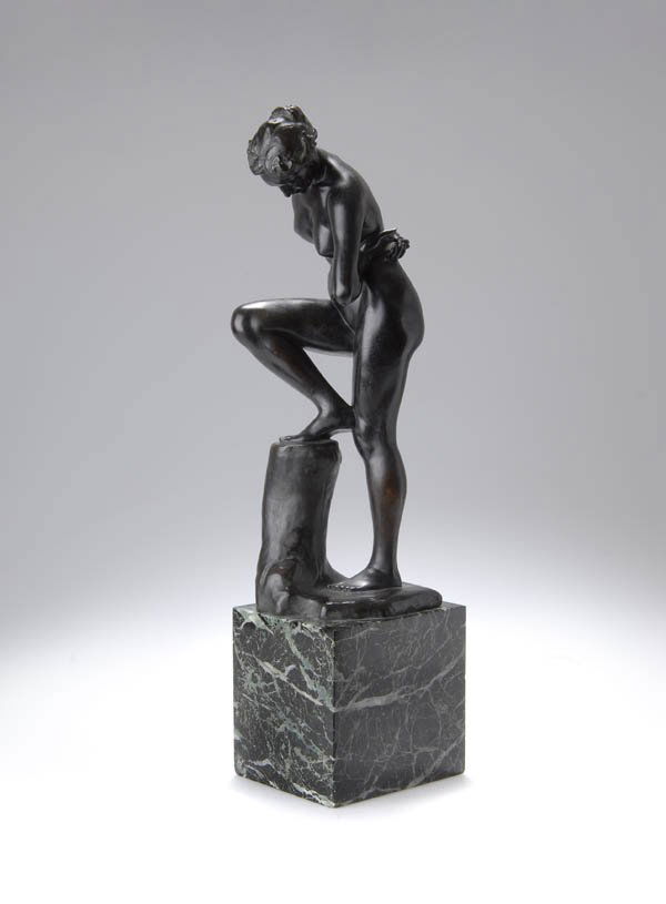 Max Klinger, Bathing Girl, 1896/97: Standing female nude on a nature pedestal added to a gray-green marble pedestal. H. 40 cm; total height including pedestal 53.6 cm. Executed by H. Gladenbeck & Sons, Berlin, around 1902. Bronze, patin