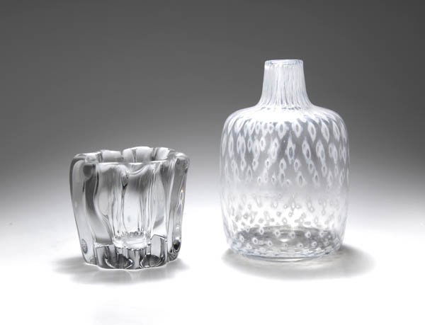 Bertil Vallien, Vase, um 1990: Leicht gewölbte Wandung, flach eingewölbt zu Stand und engem, sich zur Mündung einziehendem Hals. H. 20 cm. Ausführung: Boda Glasbruk, Schweden. Farbloses Glas, umlaufend regelmäßiger Oxid- und