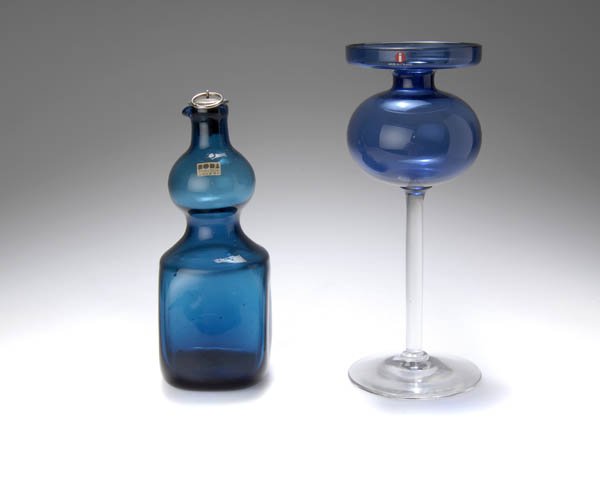 Bertil Vallien, Karaffe, um 1965: Vierseitig abgeflachter Gefäßkörper über rundem Stand, Mitte spindelartig eingezogen, dann in Kugelform ausgewölbt, enger, zylindrischer Hals mit kleinem Ausguß, Korkstopfen mit Neusilberkappe u