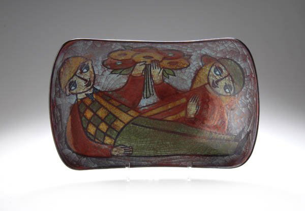 Michael Andersen & Son, Bornholm, Schale, um 1960: Sphärisch gemuldete, abgerundete Rechteckform. Schalenineres mit Motiv eines liegenden Paares mit Blumengebinde. H. 8 cm; 32 x 20 cm. Heller Steingutscherben, schwarz grundiert, vielfarbig bemalt, Fo