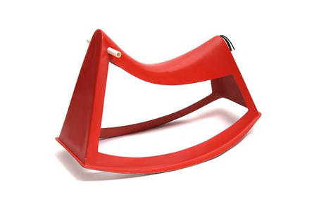 Walter Papst, Schaukelpferd, um 1960: Offene Form mit Kufenstand, gemuldete Sitzfläche, zwei Griffe. H. 52,5 cm. Ausführung: Wilkhahn, Eimbeckhausen. Roter bzw. weißer Kunststoff, formgepresst.