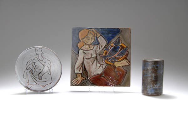 Roger Capron, Vallauris, Schale, um 1960: Runde, schrägwandige Form auf rundem Stand, Schaleninneres mit Darstellung einer sitzenden Frau. H. 3,5 cm; Dm. 15 cm. Klinkerroter Scherben, über brauner Grundierung weißlich fleckig glasiert, Dek