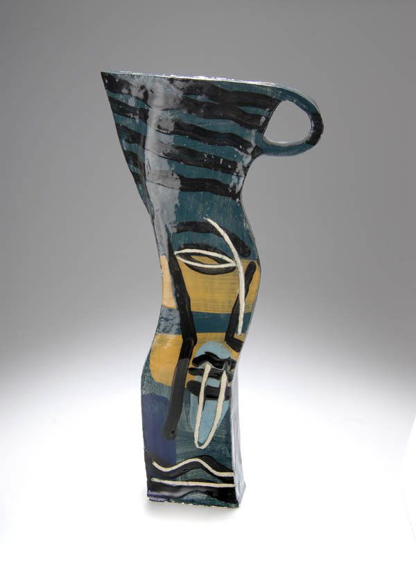 Bruce McLean, Ziergefäß, 1987: Form einer Kanne in geschwungener Vierkantform über Rechteckstand, zweiseitig schräg ausgestellter Mündungsbereich mit gedrücktem Ausguß, ösenartiger Bandhenkel. H. 50 cm. Heller, schamottierter