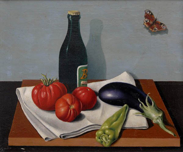 Georges Spiro, Stilleben mit Gemüse, um 1960: Auf einer Tischplatte mit weißer Serviette arrangiertes Stilleben mit Aubergine, Paprika, Tomaten und einer Flasche, im Hintergrund rechts an der Wand ein Schmetterling. 38 x 46,5 cm. Öl auf Leinwan