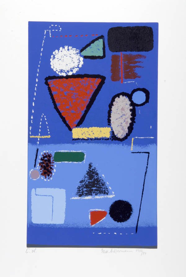 Max Ackermann, Mauerbild auf Blau, 1974: Verschiedenfarbige geometrische Formen auf leuchtend blauem Grund. 68,8 x 49,5 cm (Blattgröße); 47,8 x 27,5 cm (Darstellung). Farbiger Siebdruck auf chamoisfarbenem Karton. Unterhalb der Darstellung