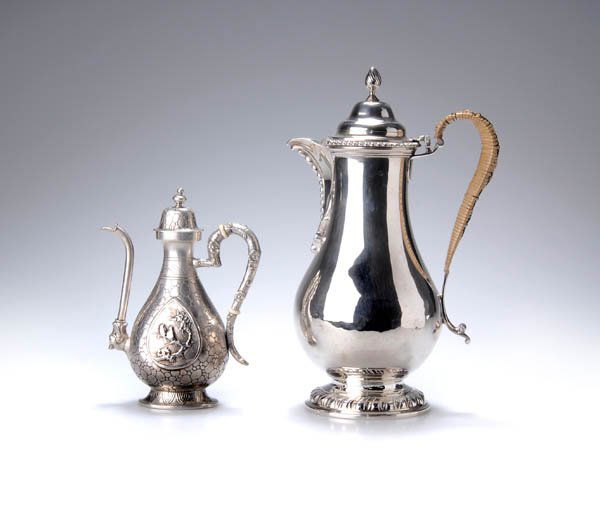 Charles Stuart Harris, London, Kaffeekanne, 1897: Birnförmige Wandung über ausgestelltem, godronniertem Stand, scharnierter Deckel mit zapfenförmigem Knauf, Tülle mit aufsteigendem Floralstab, breiter Bandhenkel, unten ausschwingend. H. 23 cm; ca