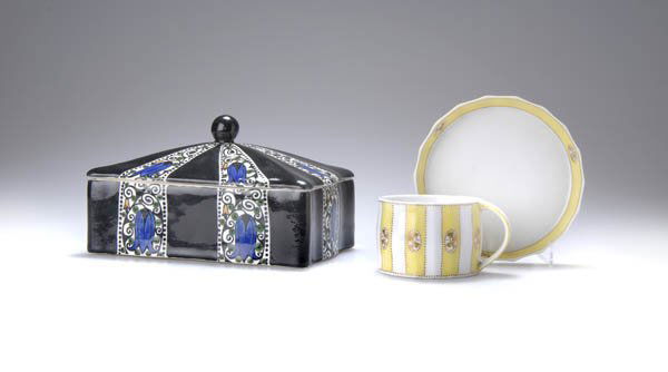 Josef Hoffmann (Form) und Emanuel Josef Margold (D: Gebauchte, achtzehneckig umbrochene Wandung, Bandhenkel, Unterteller mit glattem Spiegel und steil aufgestelltem, achtzehneckig umbrochenem Rand. Tasse, H. 5,5 cm; Unterteller, Dm. 13,5 cm. Ausführun