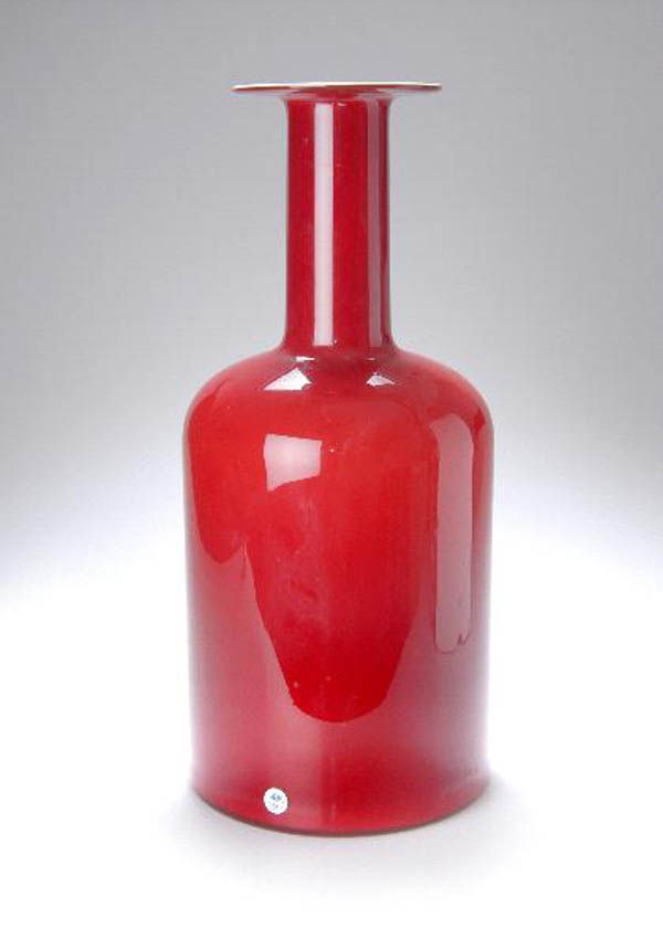 Otto Brauer, 'Gulvase', um 1962: Zylindrisch, eingewölbte Schulter, enger, zylindrischer Langhals, flach ausgestellte Mündung. H. 50 cm. Ausführung: Holmegaard Glasvaerk, Naestved, Dänemark. Weißes Opalglas, dunkelrot und farblo