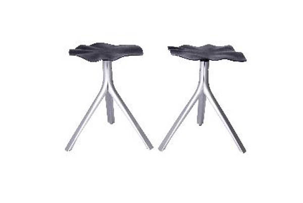 Takenobu Igarashi, Drehhocker 'Zao', um 1990: Runde, leicht gefältelte Sitzfläche auf ausgestelltem, dreibeinigem Stand. H. 45 cm. Ausführung: ClassiCon, München. Sitz aus schwarzem, rau strukturiertem Gusseisen, Fußteil aus Aluminium, versc